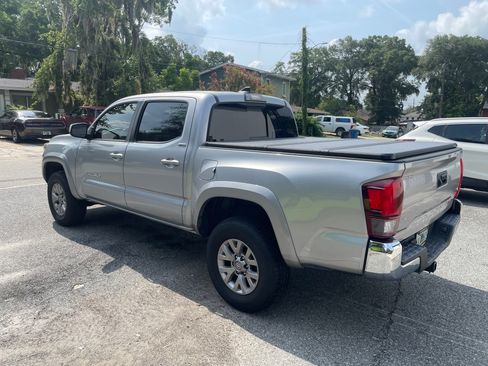 Used 2018 Toyota Tacoma SR5 RWD image 9