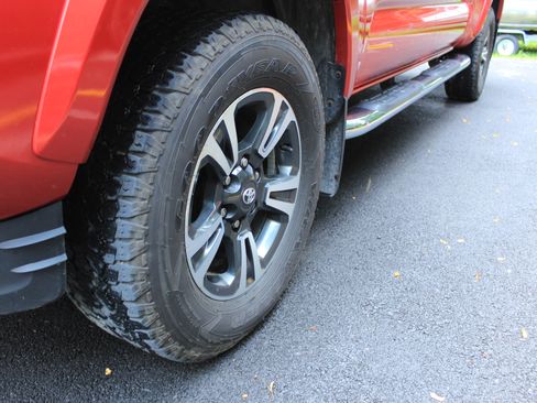 Used 2016 Toyota Tacoma TRD Sport w/ Premium & Technology Package AWD/4WD image 9