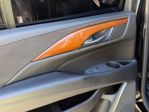 Used 2018 Cadillac Escalade ESV Premium Luxury image 12