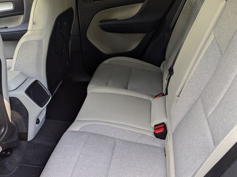 Used 2020 Volvo XC40 T5 Momentum w/ Protection Package Premier image 6