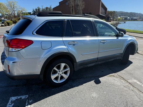 Used 2014 Subaru Outback 2.5i Limited image 2