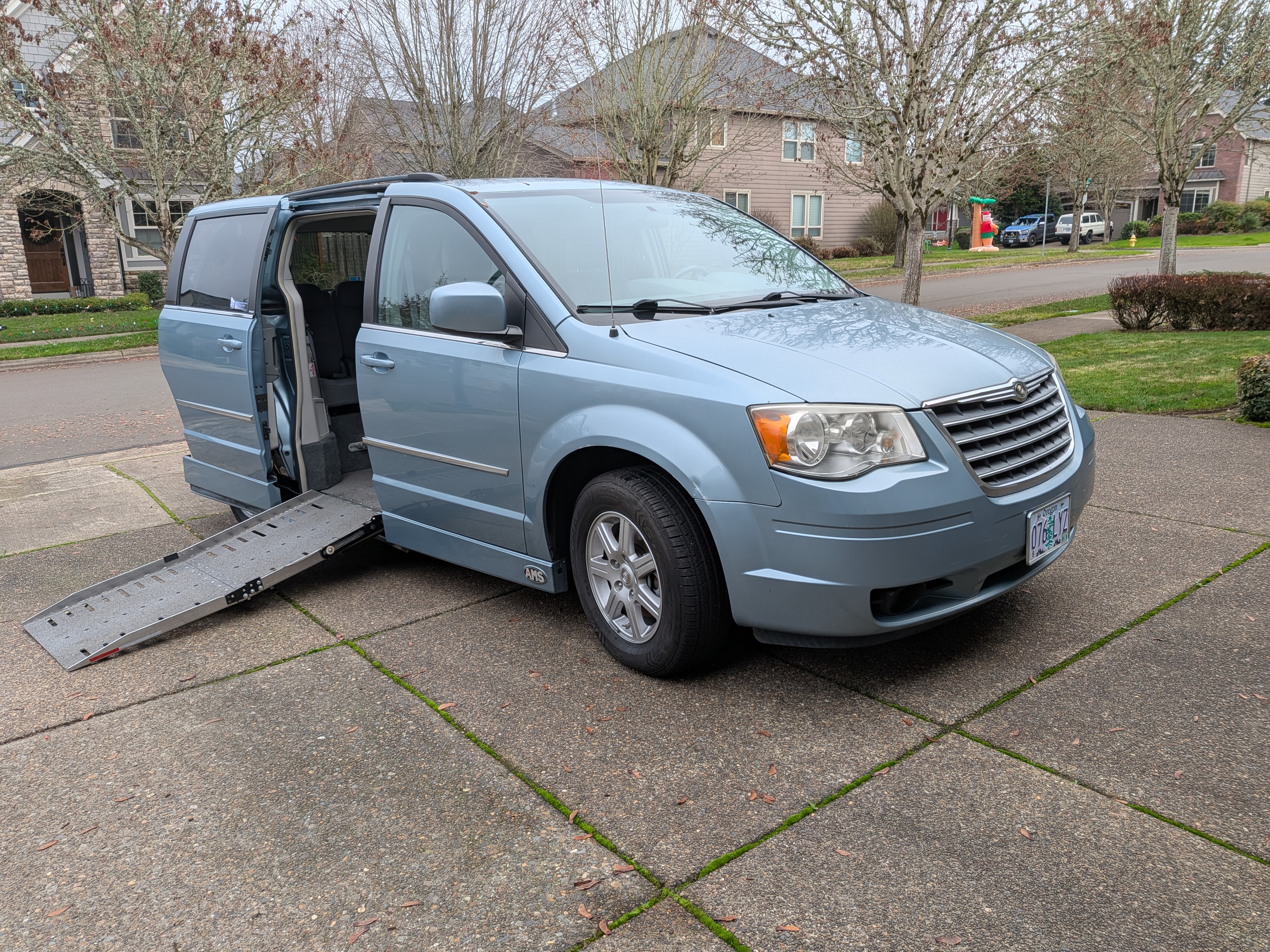 Used 2010 Chrysler Town & Country Touring FWD image 4