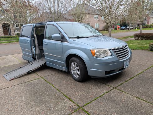Used 2010 Chrysler Town & Country Touring image 4