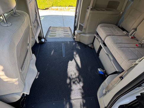 Used 2016 Dodge Grand Caravan SXT FWD image 4