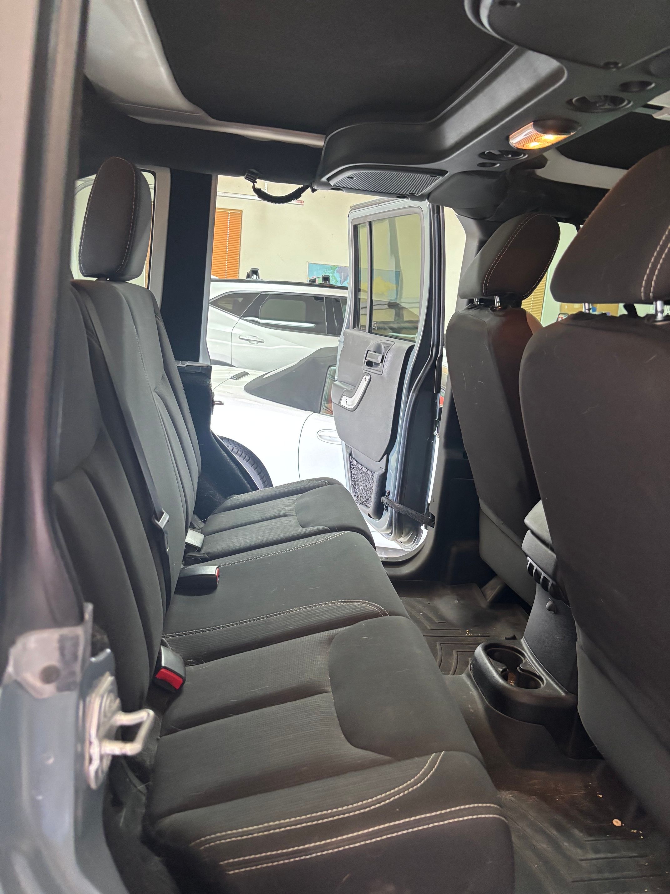 Used 2015 Jeep Wrangler Unlimited Rubicon w/ Connectivity Group AWD/4WD image 11
