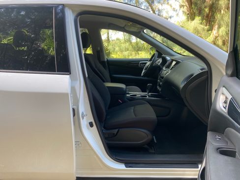 Used 2019 Nissan Pathfinder S image 18