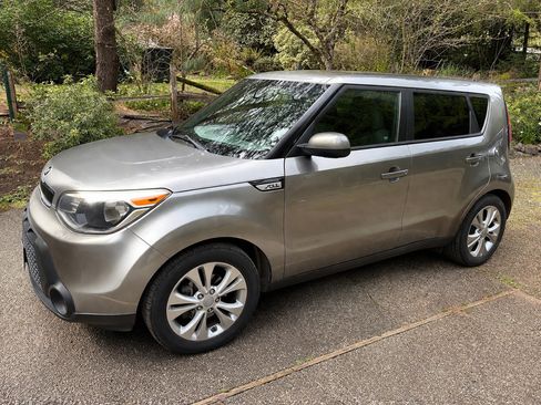 Used 2015 Kia Soul + image 1