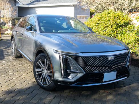 Used 2025 Cadillac Lyriq Luxury image 2