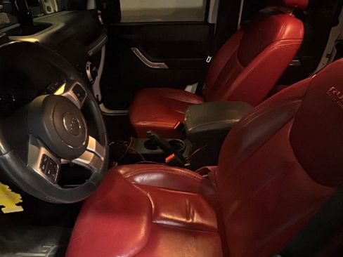 Used 2013 Jeep Wrangler Unlimited Rubicon image 2