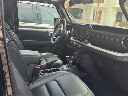 Used 2024 Jeep Wrangler Unlimited Sahara w/ Technology Group AWD/4WD image 6