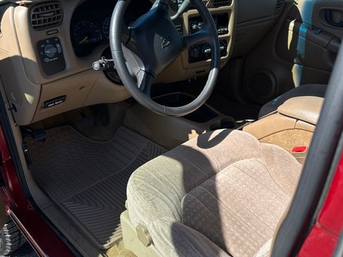 Used 1998 Chevrolet S10 Pickup LS w/ Preferred Equipment Group AWD/4WD image 11