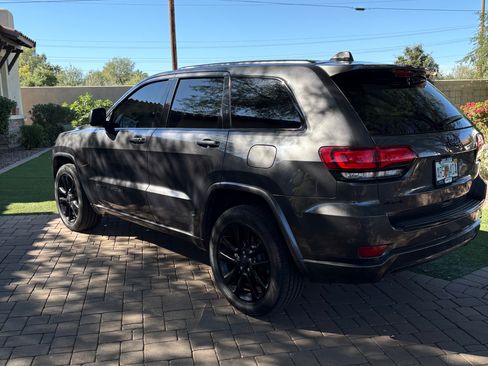 Used 2018 Jeep Grand Cherokee Altitude image 2