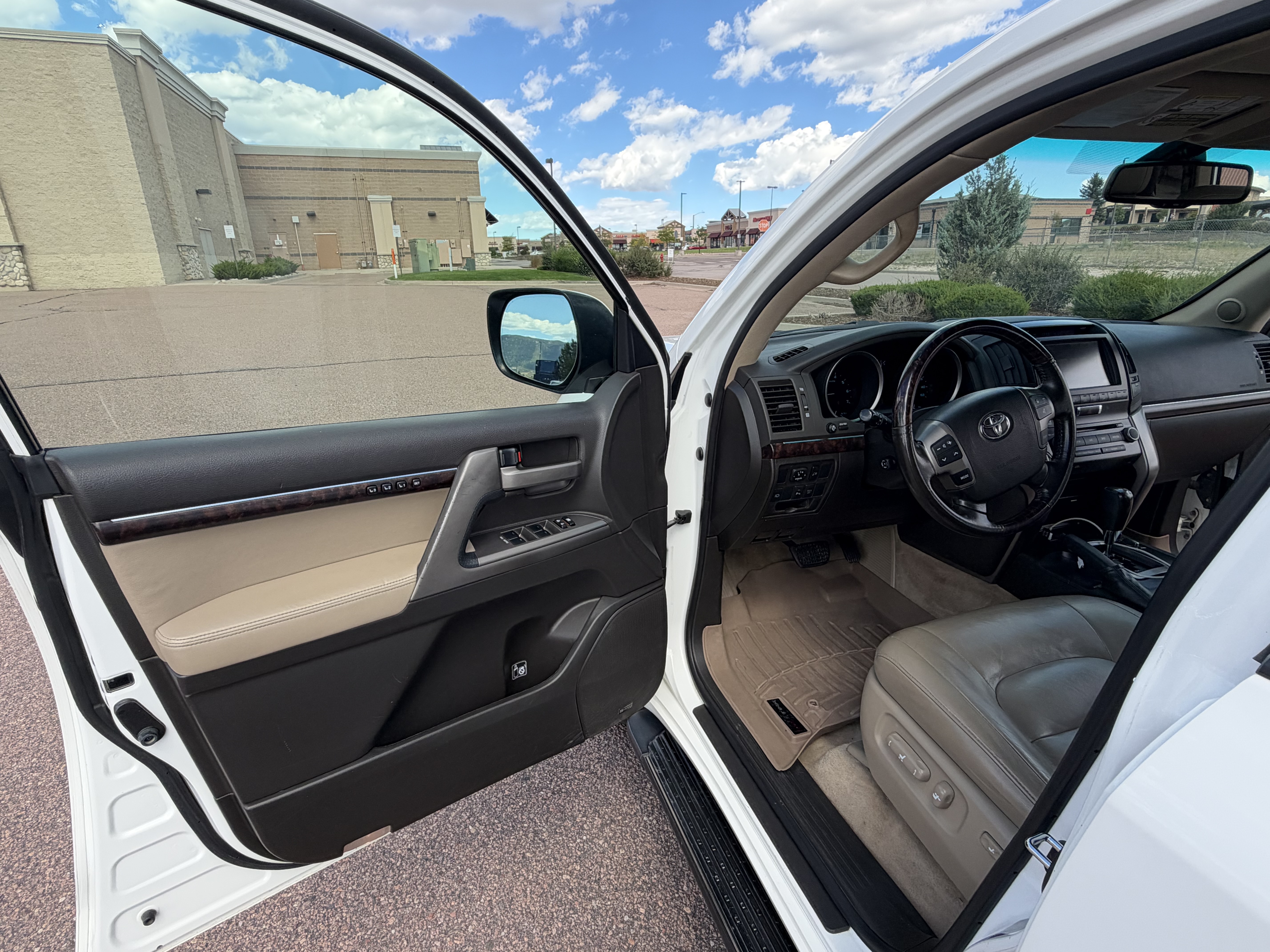 Used 2011 Toyota Land Cruiser w/ Upgrade Pkg AWD/4WD image 6