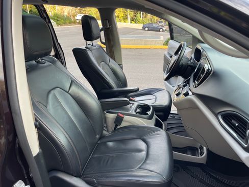 Used 2018 Chrysler Pacifica Touring-L Plus w/ Advanced Safetytec Group image 21