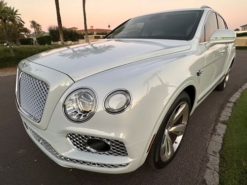 Used 2020 Bentley Bentayga Plug-In Hybrid image 13