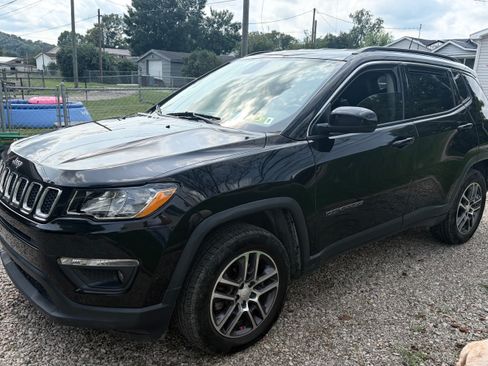 Used 2017 Jeep Compass Latitude w/ Popular Equipment Group AWD/4WD image 1