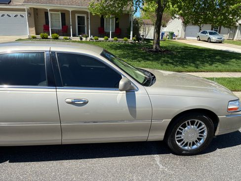 Used 2009 Lincoln Town Car Signature Limited RWD image 4