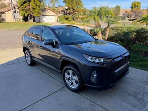 Used 2020 Toyota RAV4 XLE image 9