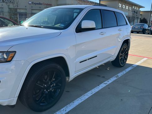 Used 2019 Jeep Grand Cherokee Altitude RWD image 2