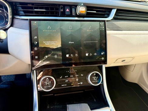 Used 2021 Jaguar XF SE image 8