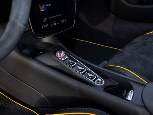 Used 2023 McLaren Artura image 23