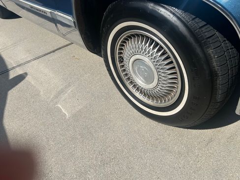 Used 1993 Cadillac Fleetwood Sedan RWD image 25