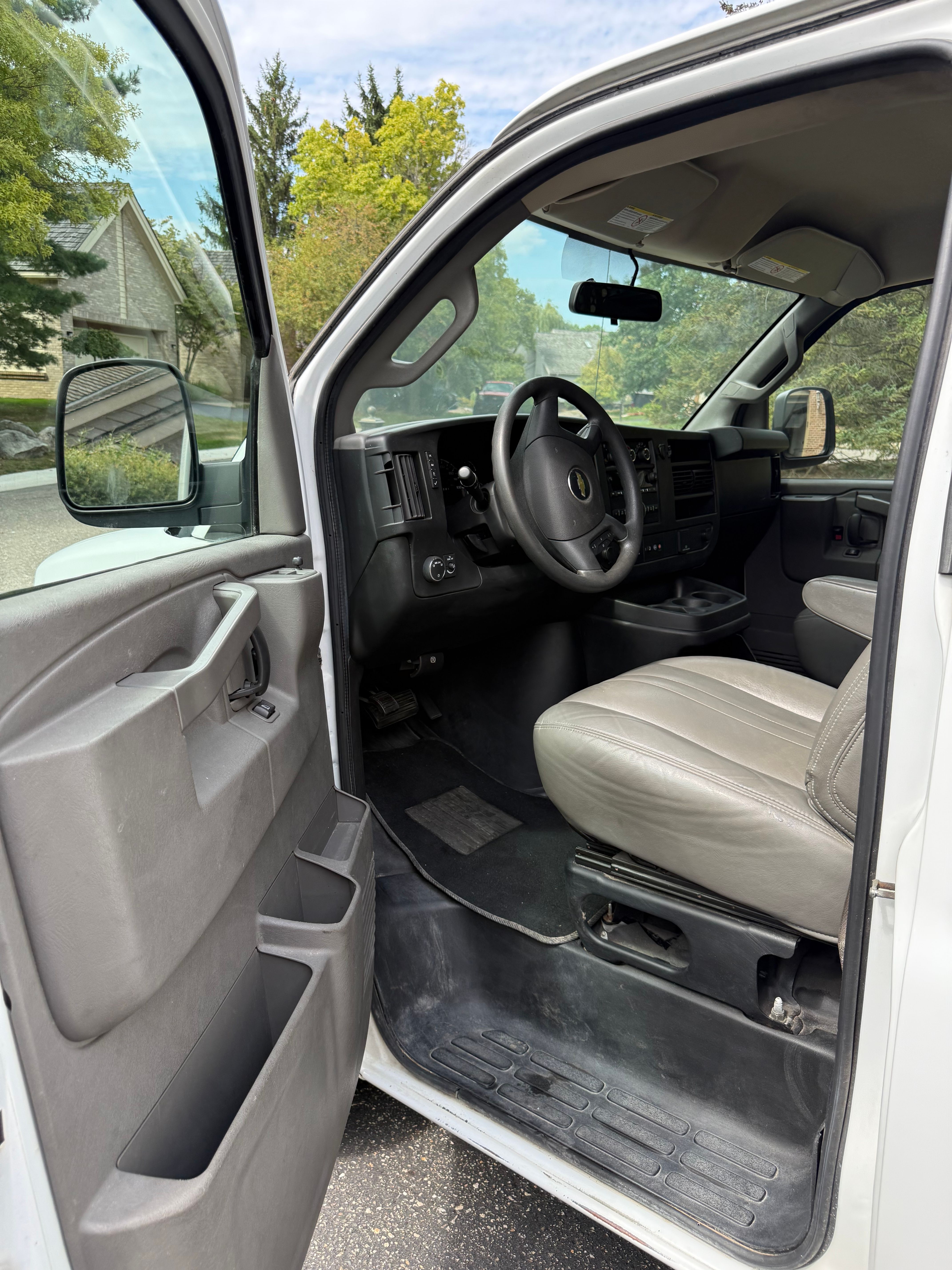Used 2019 Chevrolet Express 2500 w/ Driver Convenience Package RWD image 17