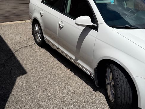 Used 2010 Volkswagen Jetta SE FWD image 2