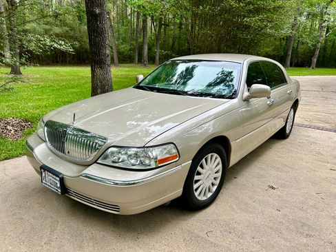 Used 2005 Lincoln Town Car Signature RWD image 13