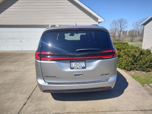Used 2021 Chrysler Pacifica Touring-L w/ S Appearance Package image 18