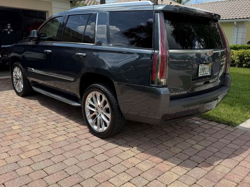 Used 2019 Cadillac Escalade Luxury RWD image 9