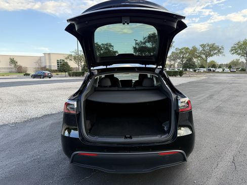 Used 2022 Tesla Model Y Long Range image 12