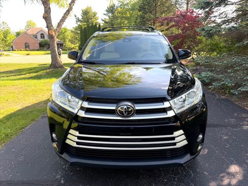 Used 2018 Toyota Highlander XLE AWD/4WD image 1
