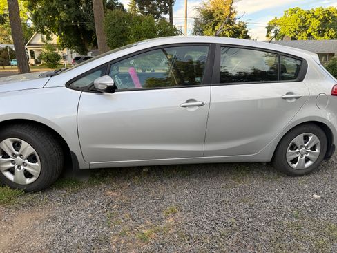 Used 2017 Kia Forte LX FWD image 5