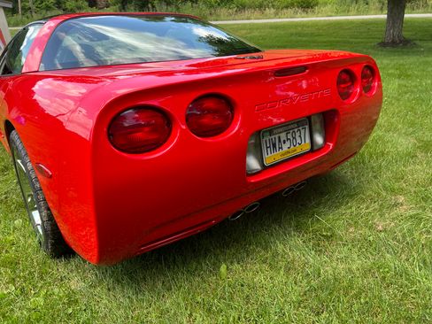 Used 1997 Chevrolet Corvette Coupe w/ Memory Pkg image 8