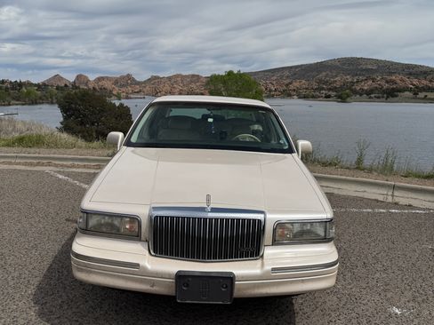 Used 1996 Lincoln Town Car Cartier image 2