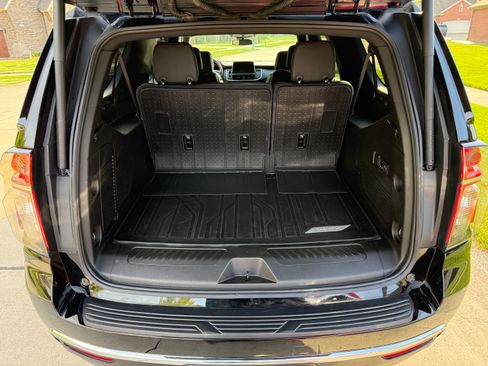 Used 2024 Chevrolet Suburban LT w/ Luxury Package AWD/4WD image 17
