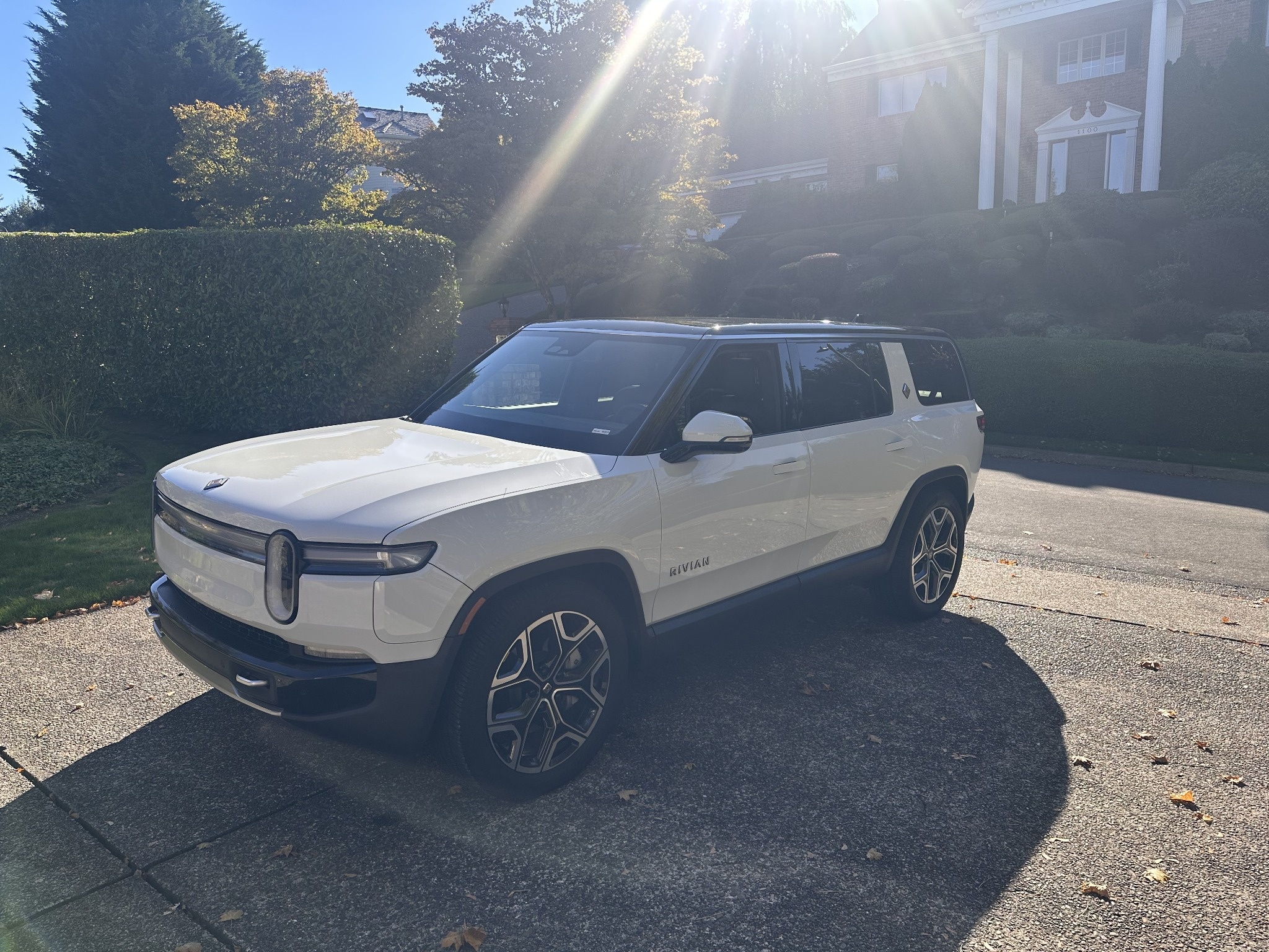 Used 2025 Rivian R1S Adventure Dual AWD/4WD image 1