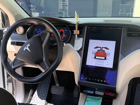Used 2018 Tesla Model X 75D AWD/4WD image 8