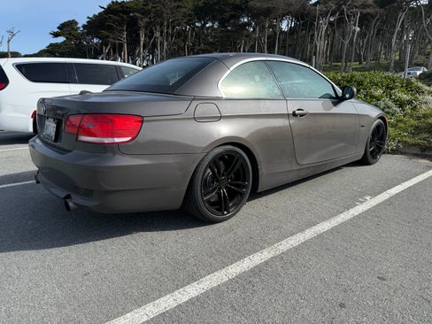 Used 2010 BMW 335i Convertible image 13