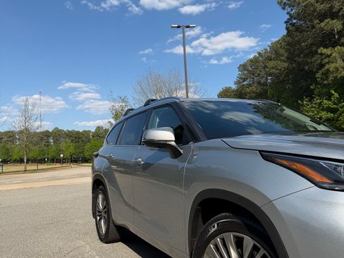 Used 2021 Toyota Highlander Platinum image 5