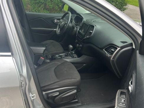 Used 2019 Jeep Cherokee Latitude w/ Popular Appearance Group AWD/4WD image 13