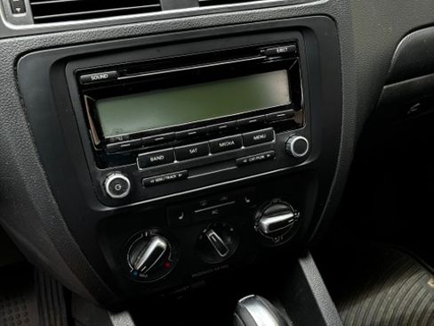 Used 2011 Volkswagen Jetta SE FWD image 6