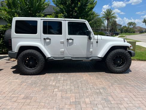 Used 2012 Jeep Wrangler Unlimited Sahara w/ Connectivity Group AWD/4WD image 12