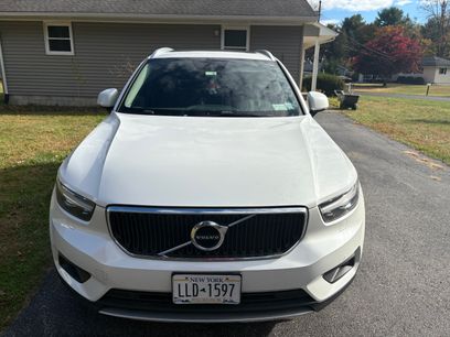 Used 2022 Volvo XC40 T5 Momentum w/ Premium Package