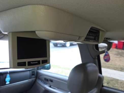 Used 2005 Chevrolet Suburban Z71 w/ Preferred Equipment Group image 13