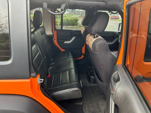 Used 2012 Jeep Wrangler Unlimited Rubicon w/ Connectivity Group image 9