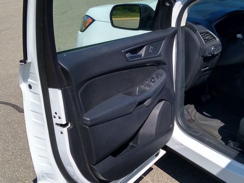 Used 2019 Ford Edge SE image 11