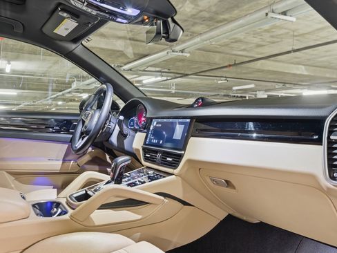 Used 2019 Porsche Cayenne Sport Utility 4D image 17