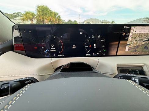 Used 2025 Nissan Armada Platinum Reserve RWD image 13